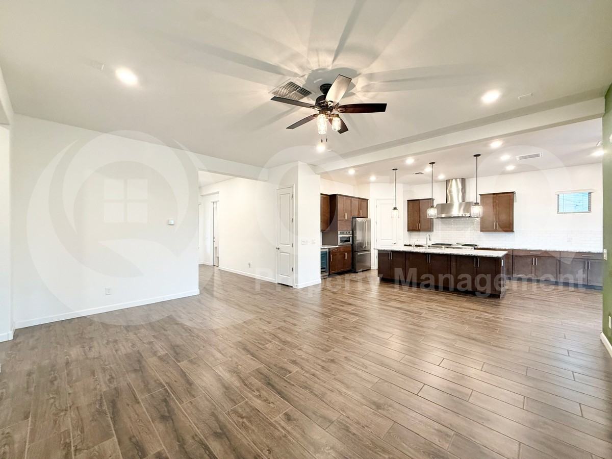 9821 E Thornbush Ave - Photo 4 of 31