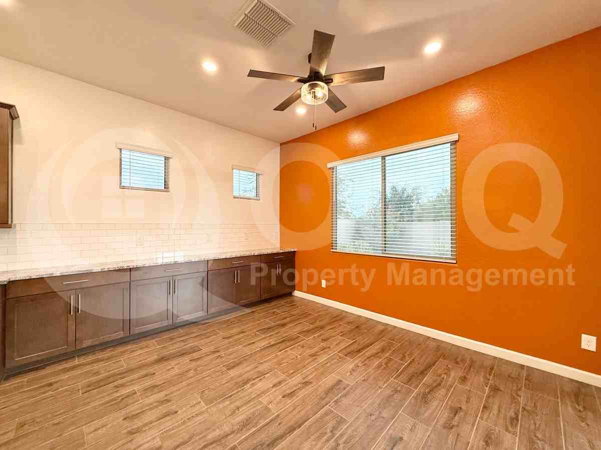 9821 E Thornbush Ave - Photo 5 of 31