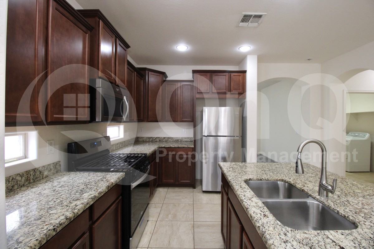 2980 E Ridgewood Ln - Photo 2 of 30