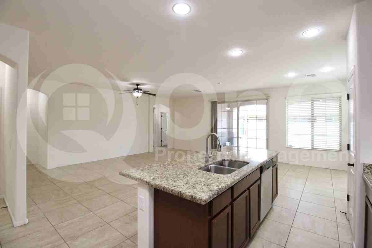 2980 E Ridgewood Ln - Photo 5 of 30