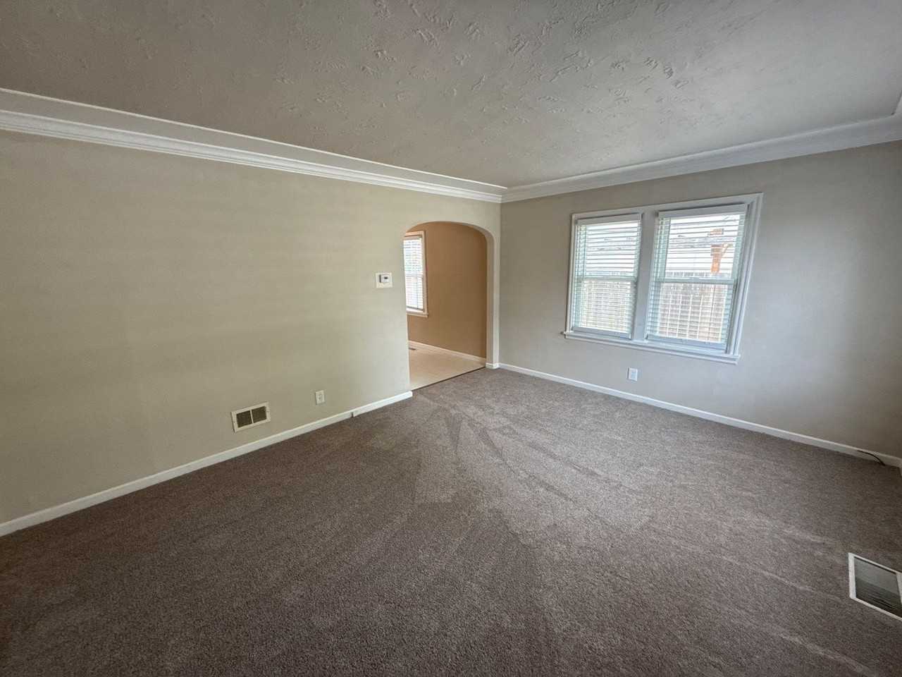 4627 Thorman Ave Ne - Photo 3 of 26