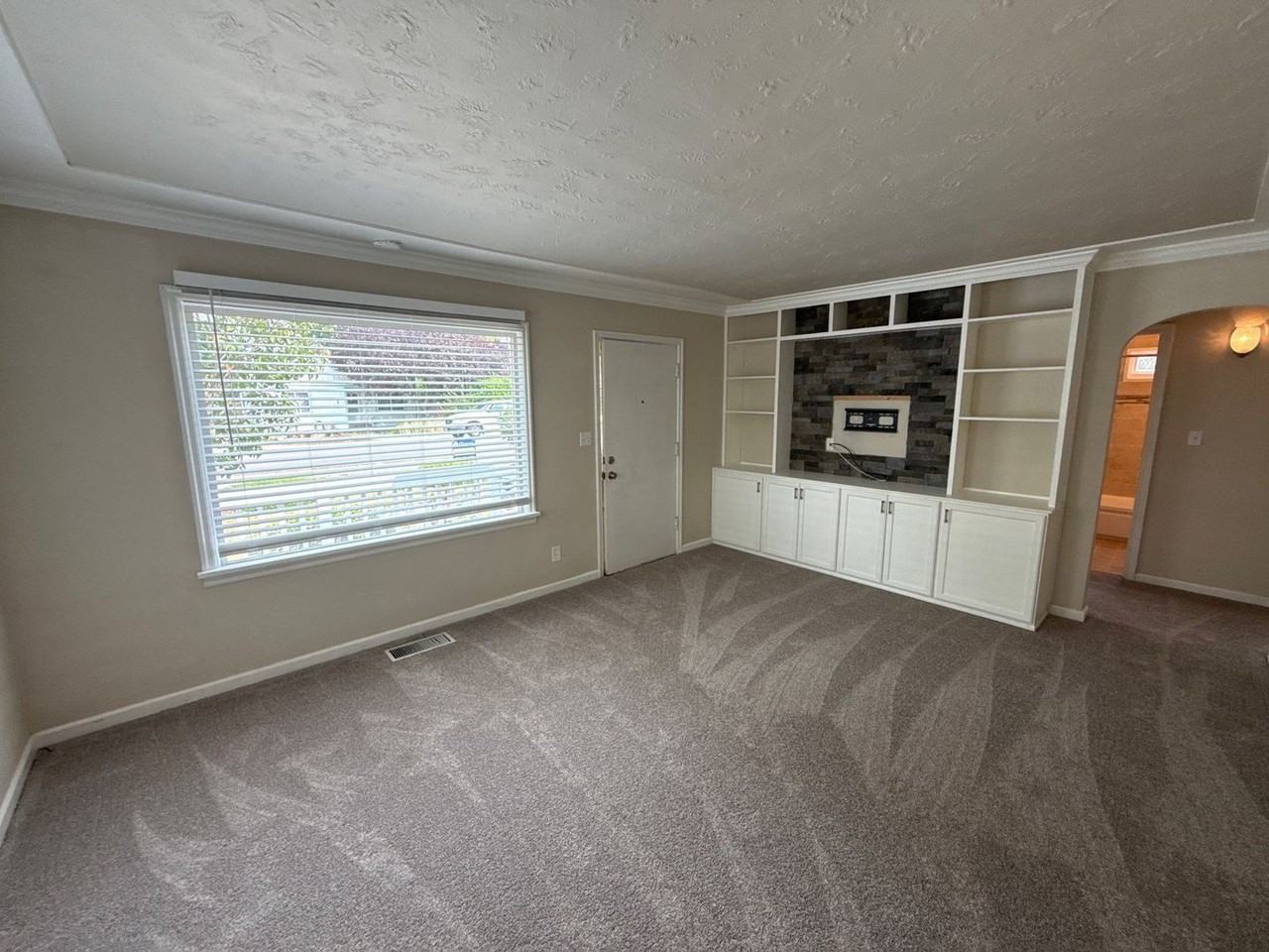 4627 Thorman Ave Ne - Photo 4 of 26