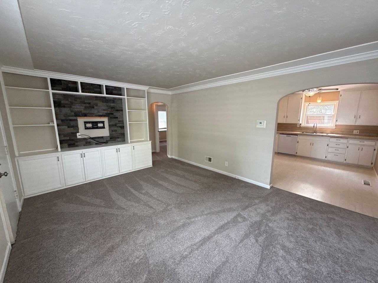 4627 Thorman Ave Ne - Photo 5 of 26