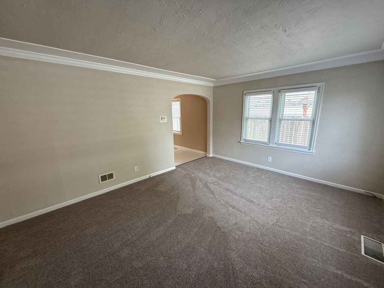 4627 Thorman Ave Ne - Photo 6 of 26