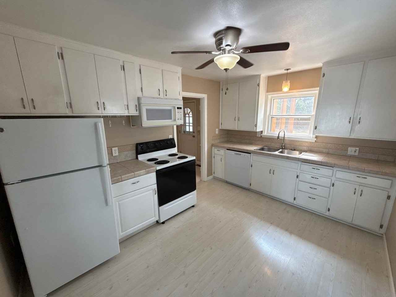 4627 Thorman Ave Ne - Photo 7 of 26