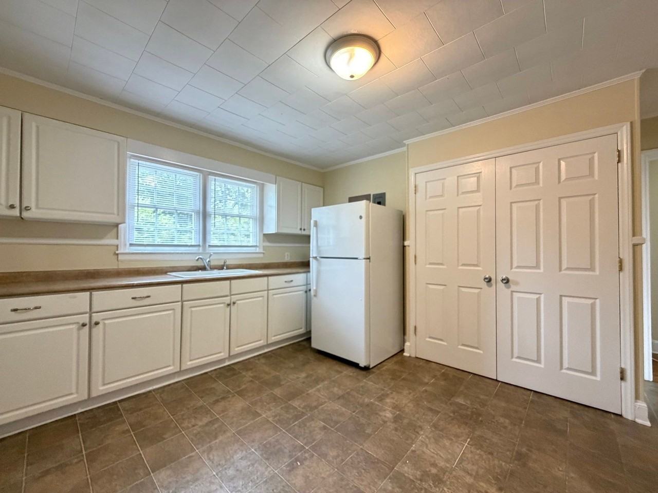 452 Parkview Dr #C - Photo 6 of 16