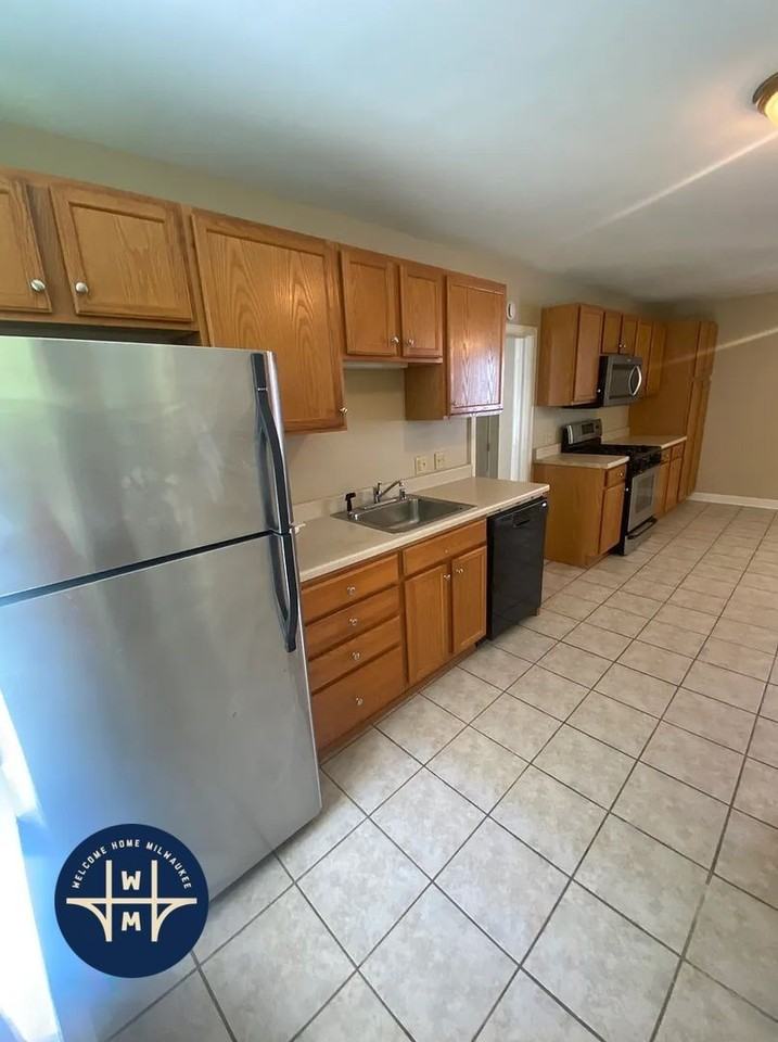 1720 N Astor St - Photo 2 of 8