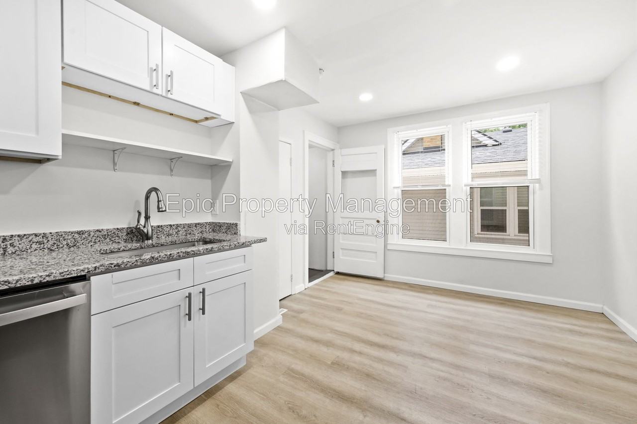 224 Stratford Rd #224 - Photo 3 of 14