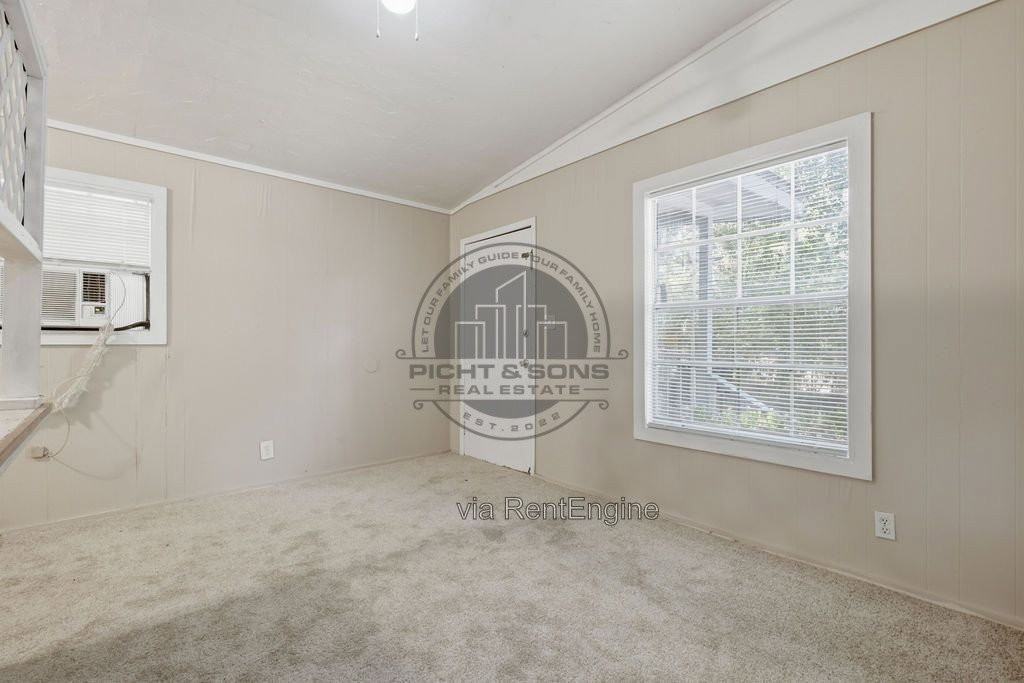 3197 Mission Rd - Photo 4 of 10