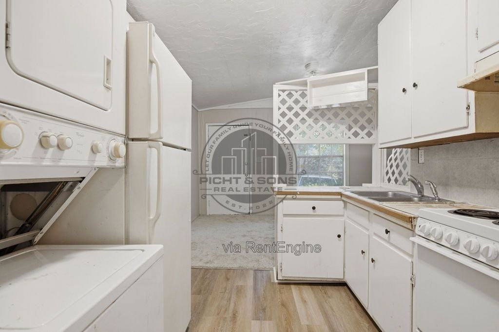 3197 Mission Rd - Photo 6 of 10