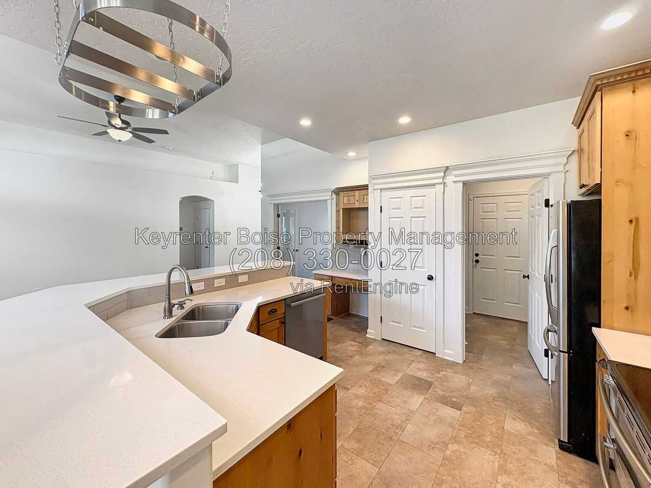 650 E Whitney Ct - Photo 4 of 28