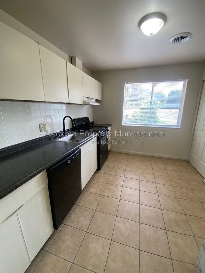 9987 Sloane Sq - Photo 2 of 3