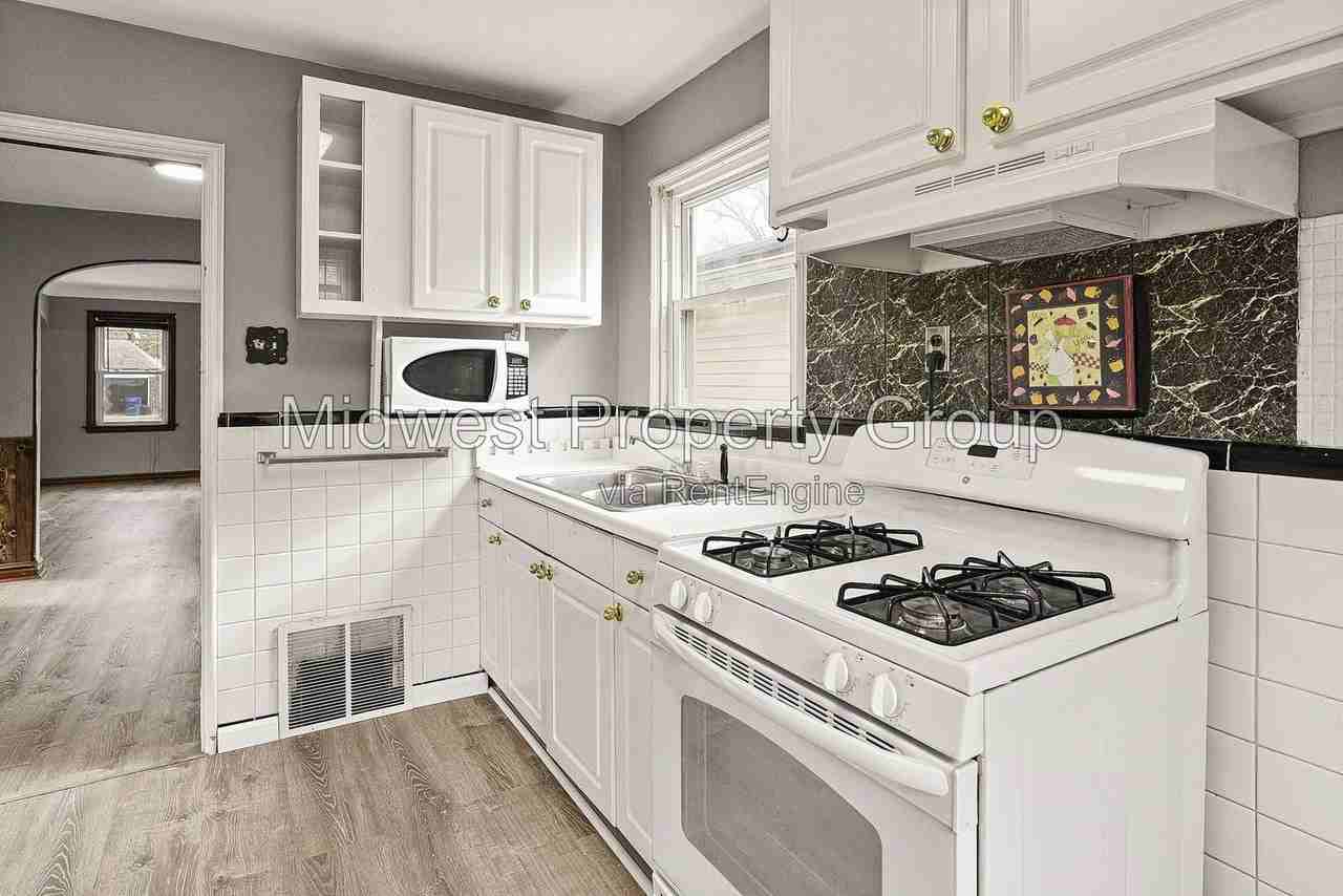 249 S Hartnett Ave - Photo 5 of 23