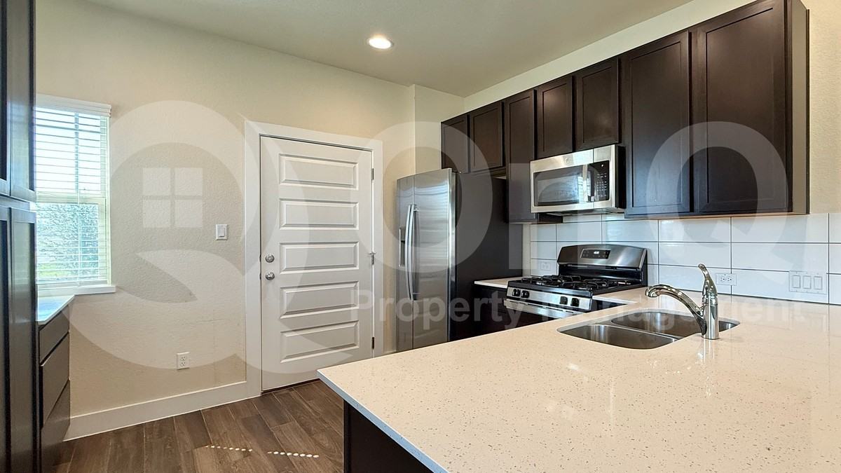 257 James Caird Dr - Photo 4 of 19