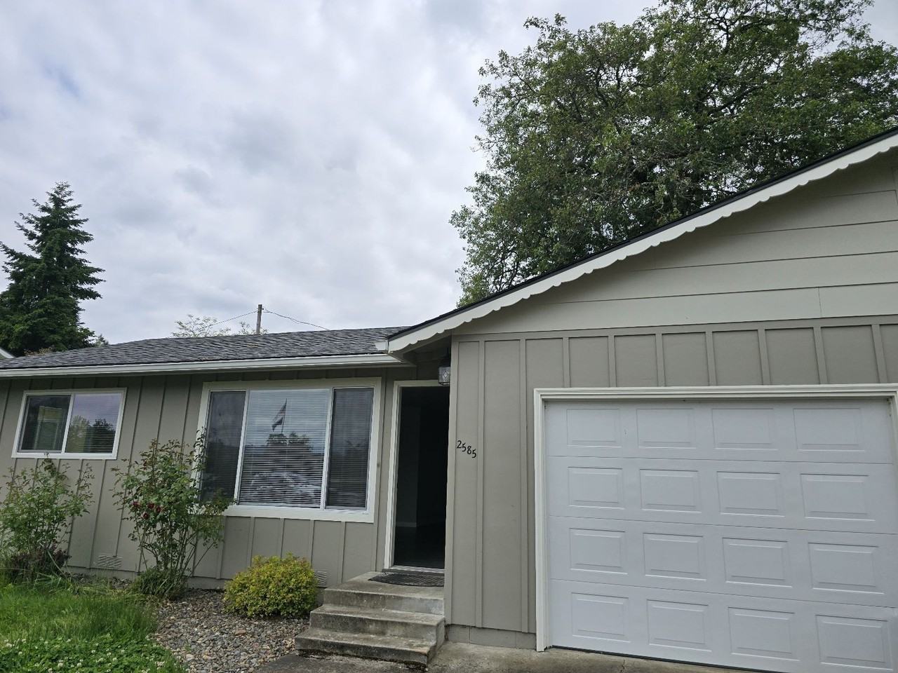2585 W Bradford Ave - Photo 2 of 15