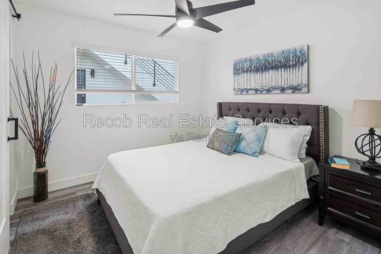 4988 Genesee Ave #4980 - Photo 7 of 20