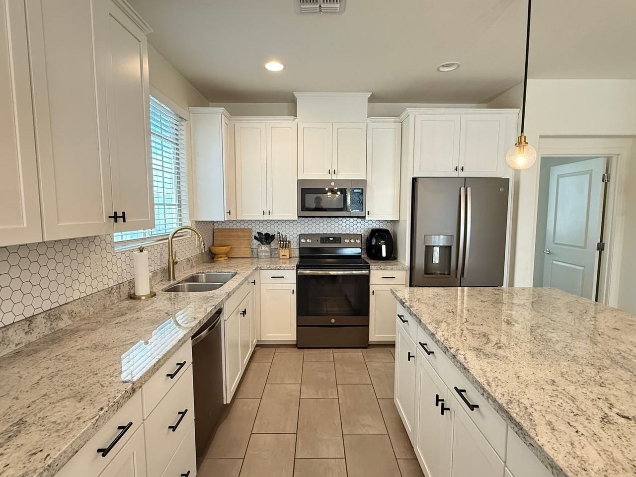 2658 S Harmony Ave - Photo 5 of 30