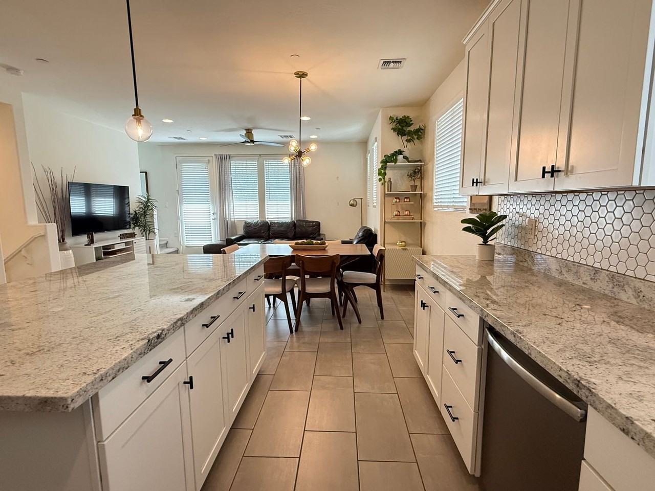 2658 S Harmony Ave - Photo 4 of 30