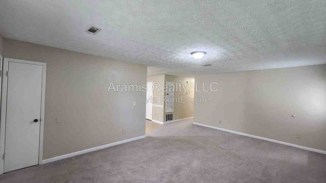 1050 Greendale Ln - Photo 3 of 14