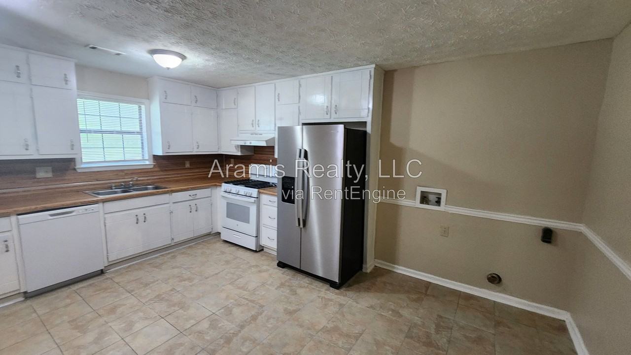 1050 Greendale Ln - Photo 4 of 14