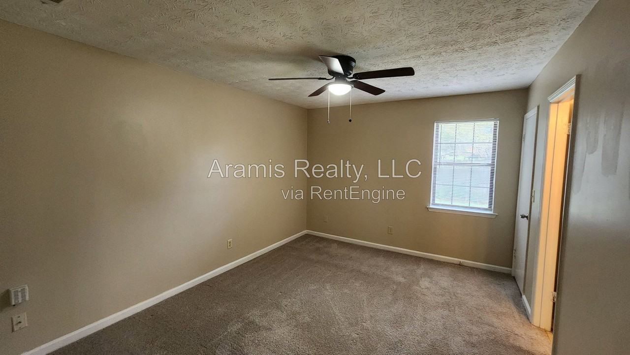 1050 Greendale Ln - Photo 6 of 14