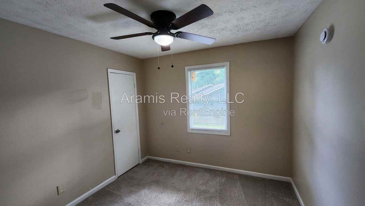 1050 Greendale Ln - Photo 7 of 14