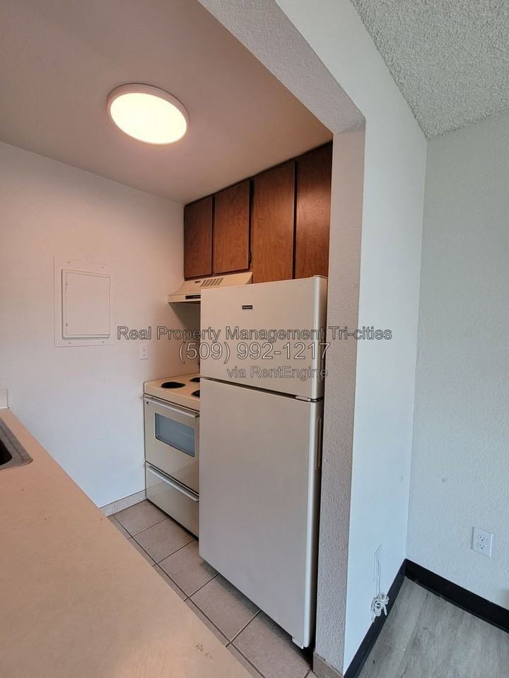 1025 W Entiat Ave #A2 - Photo 4 of 9