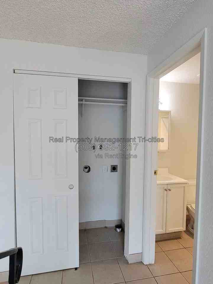 1025 W Entiat Ave #A2 - Photo 5 of 9