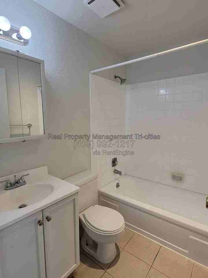 1025 W Entiat Ave #A2 - Photo 6 of 9