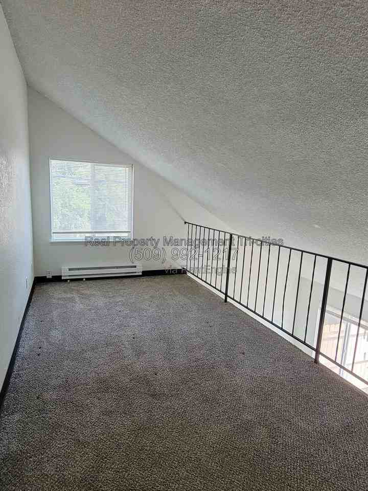 1025 W Entiat Ave #A2 - Photo 7 of 9
