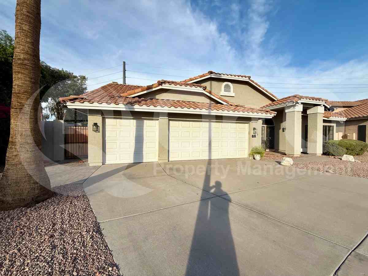 401 S Tiago Dr - Photo 3 of 32