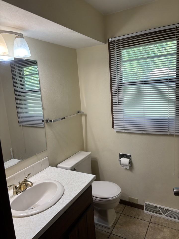 2419 S Schaefer St #2419 - Photo 4 of 7