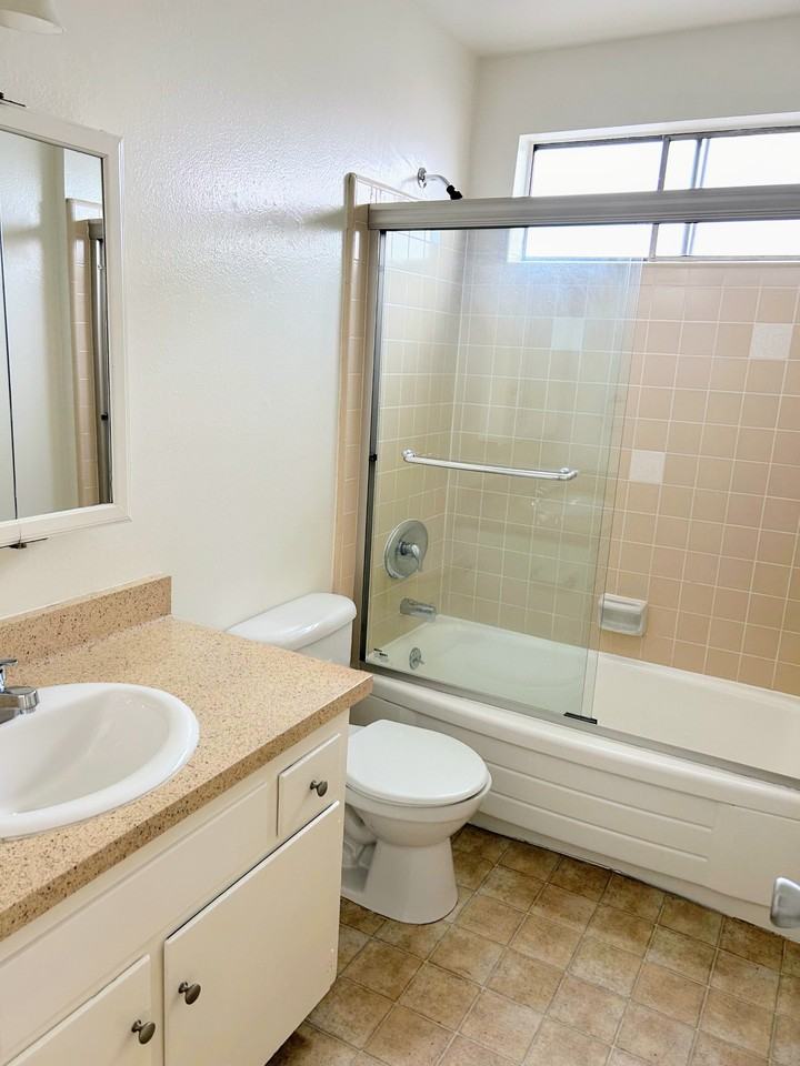 6226 Craner Ave #14 - Photo 4 of 9