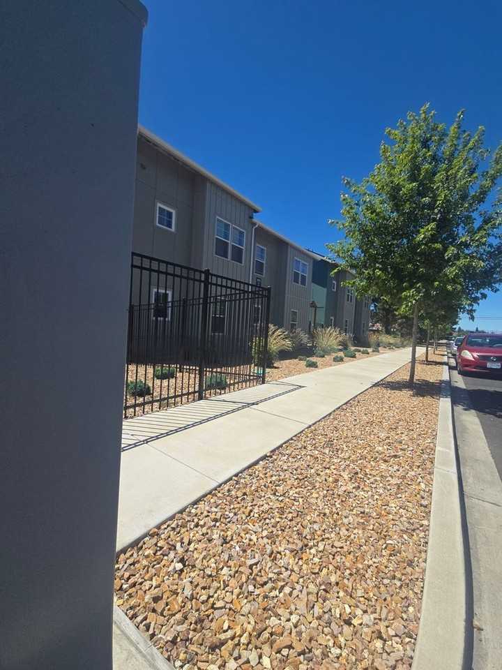 1620 Sw Juniper Ave - Photo 2 of 2