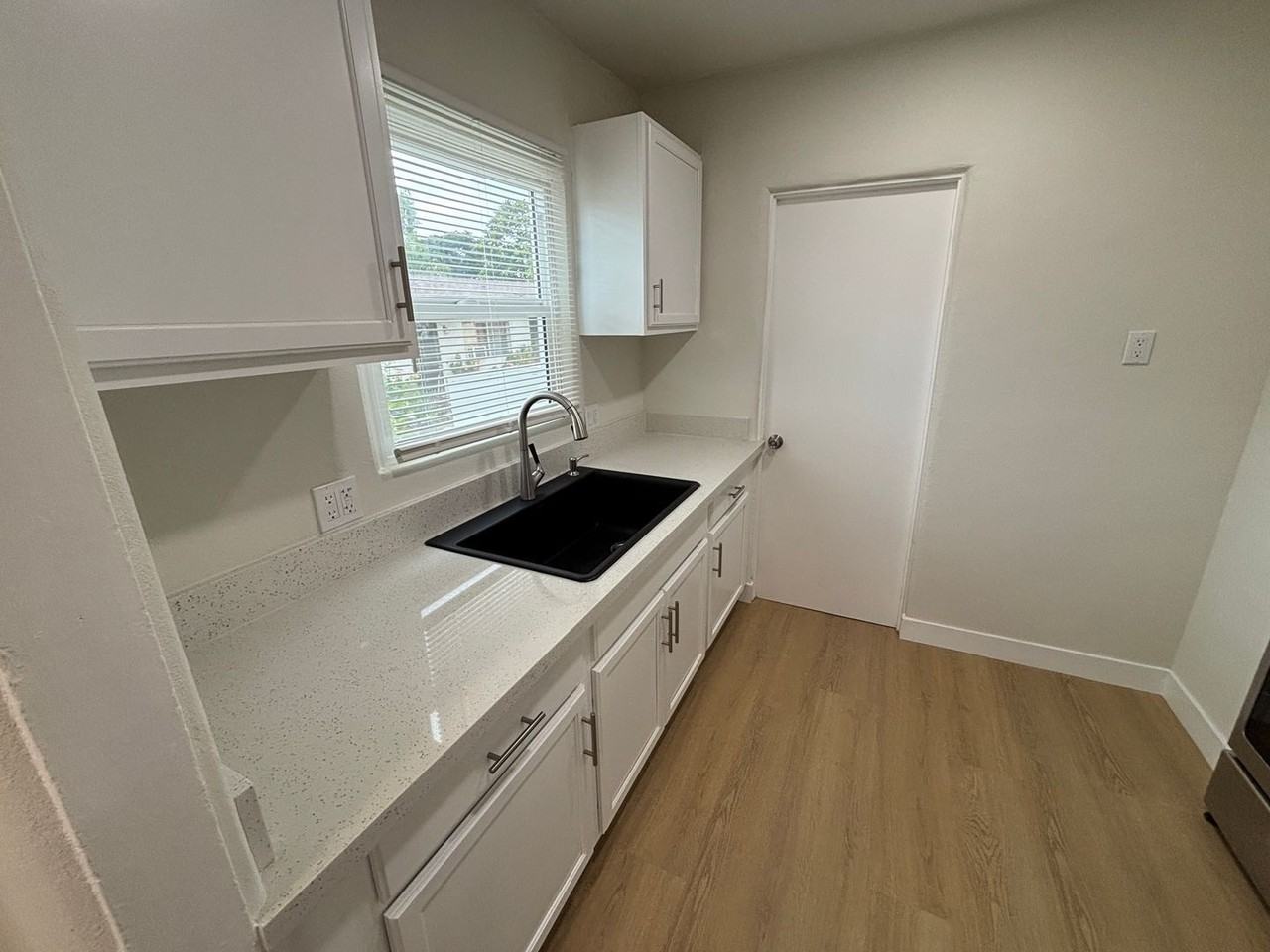 24337 Myers Ave - Photo 7 of 22