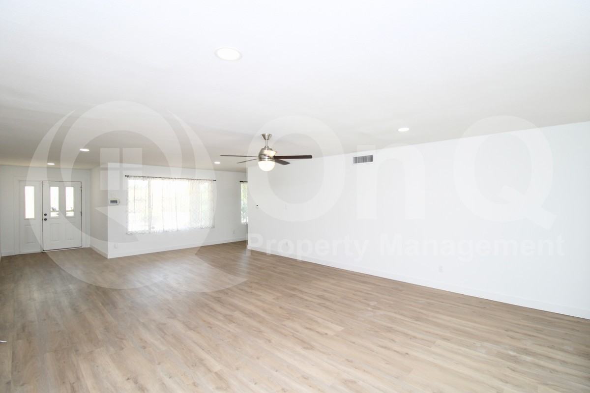 10312 E Cactus Rd - Photo 7 of 28