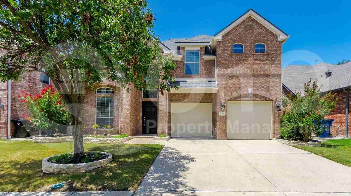 11281 Balcones Dr - Photo 6 of 50