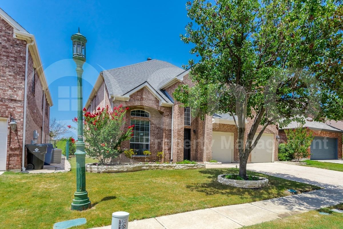 11281 Balcones Dr - Photo 7 of 50