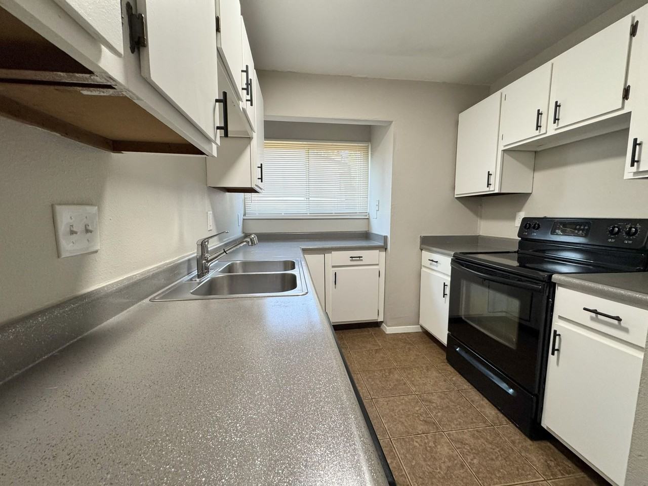1326 Holland Park Blvd - Photo 2 of 6