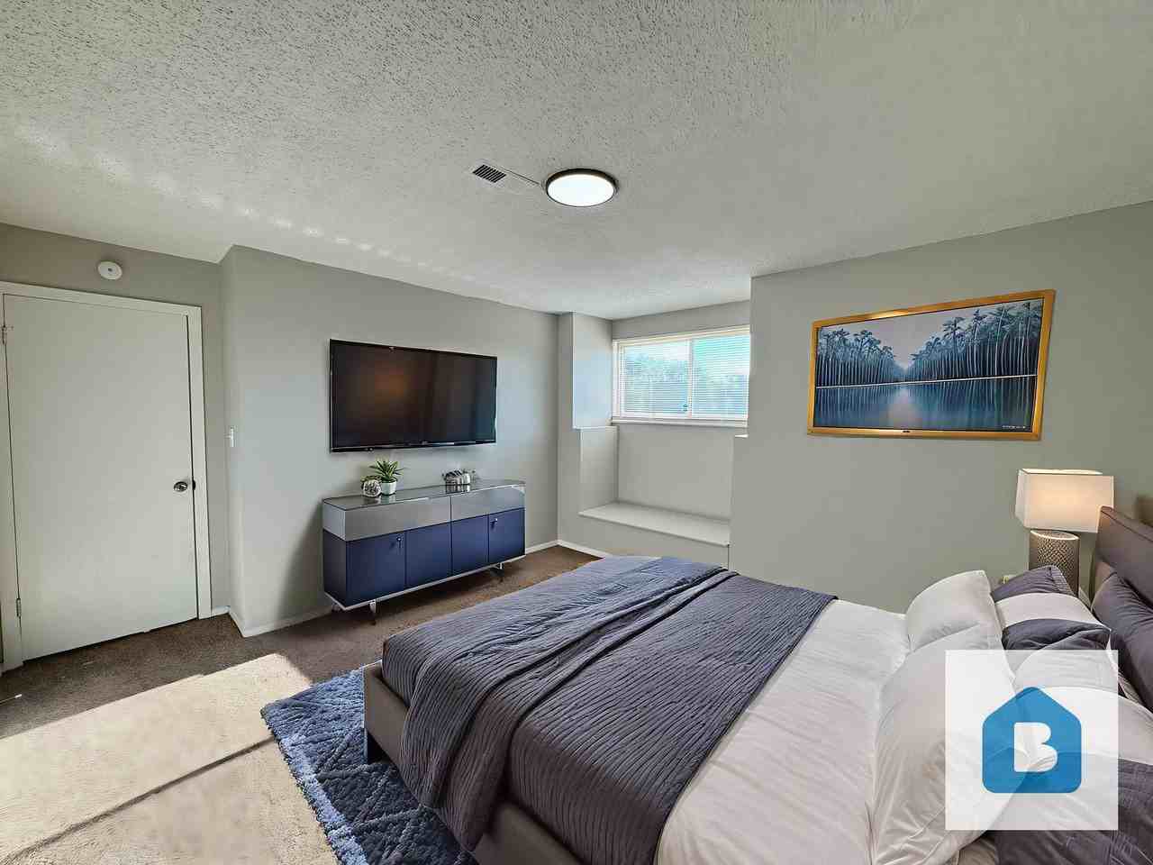 1326 Holland Park Blvd - Photo 5 of 6