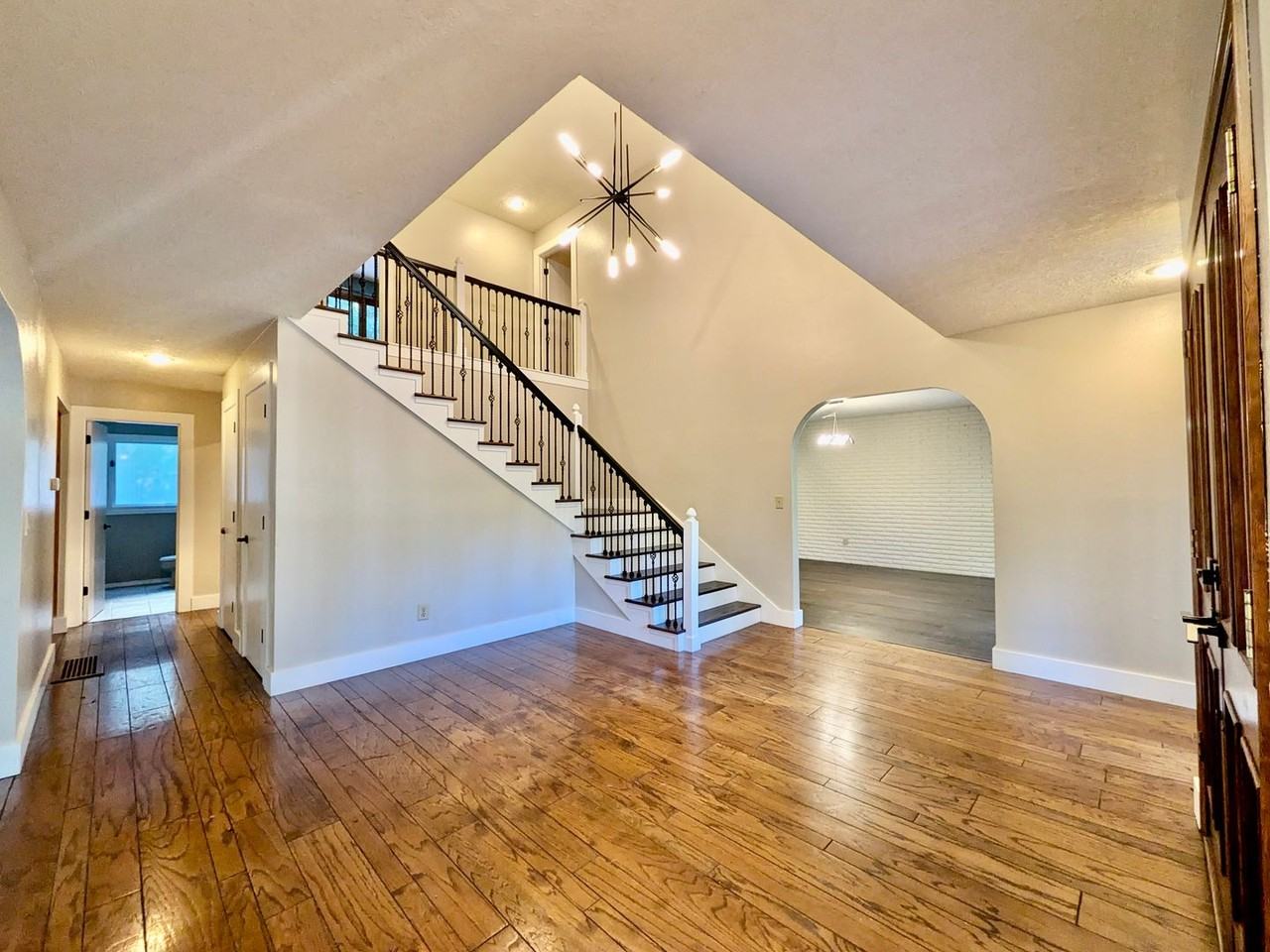 18132 Westview Dr - Photo 4 of 50