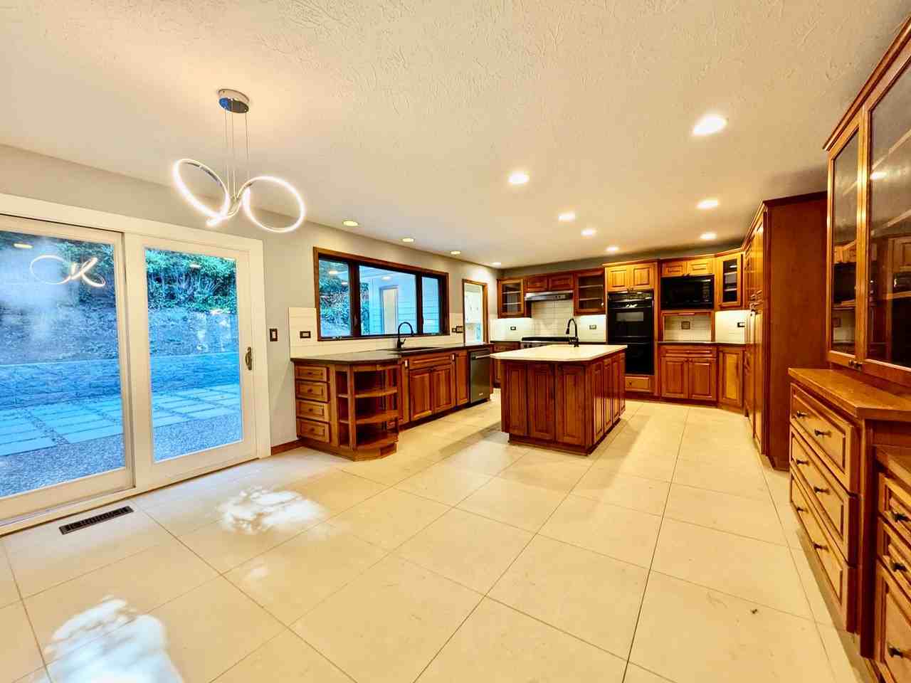 18132 Westview Dr - Photo 7 of 50