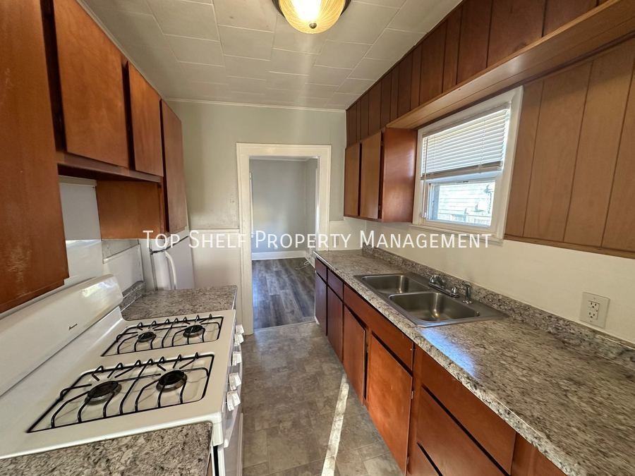 2319 E 40th Ct - Photo 3 of 11