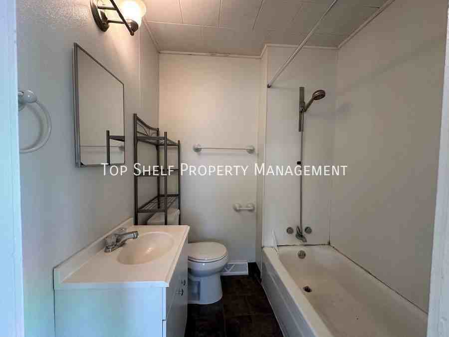 2319 E 40th Ct - Photo 4 of 11