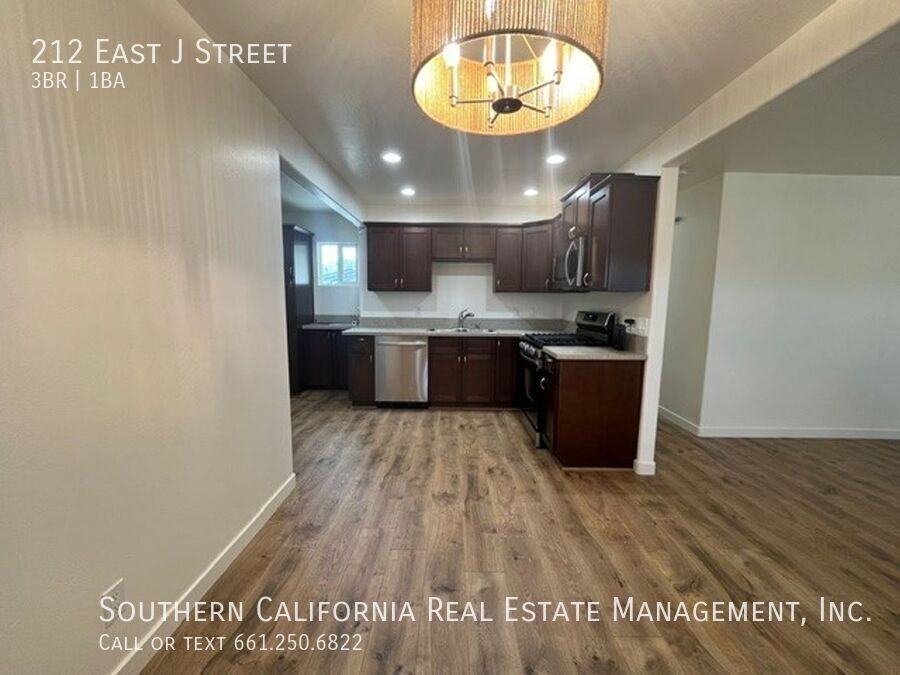 212 E J St - Photo 4 of 22