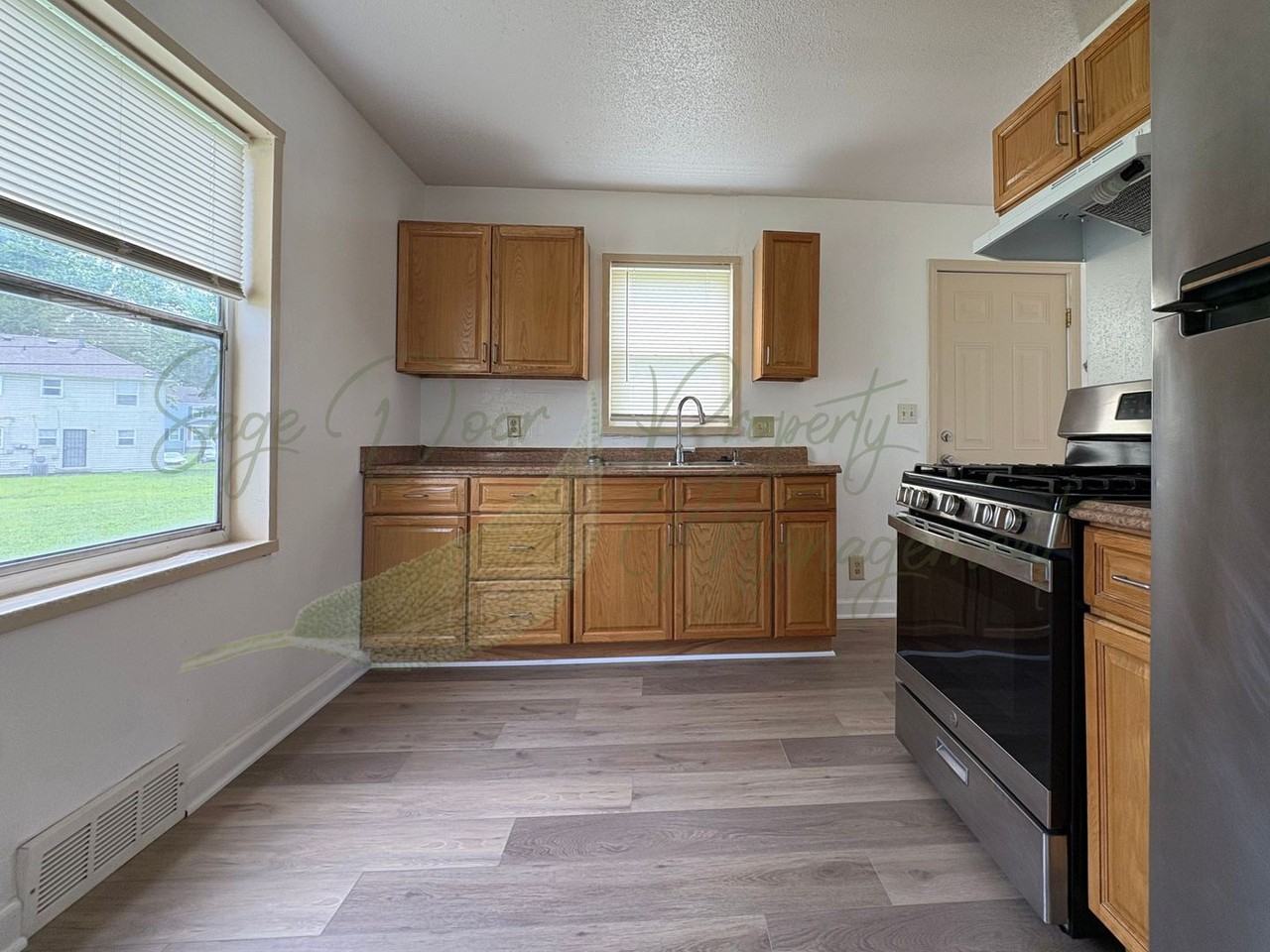 9506 Harrison St - Photo 6 of 19