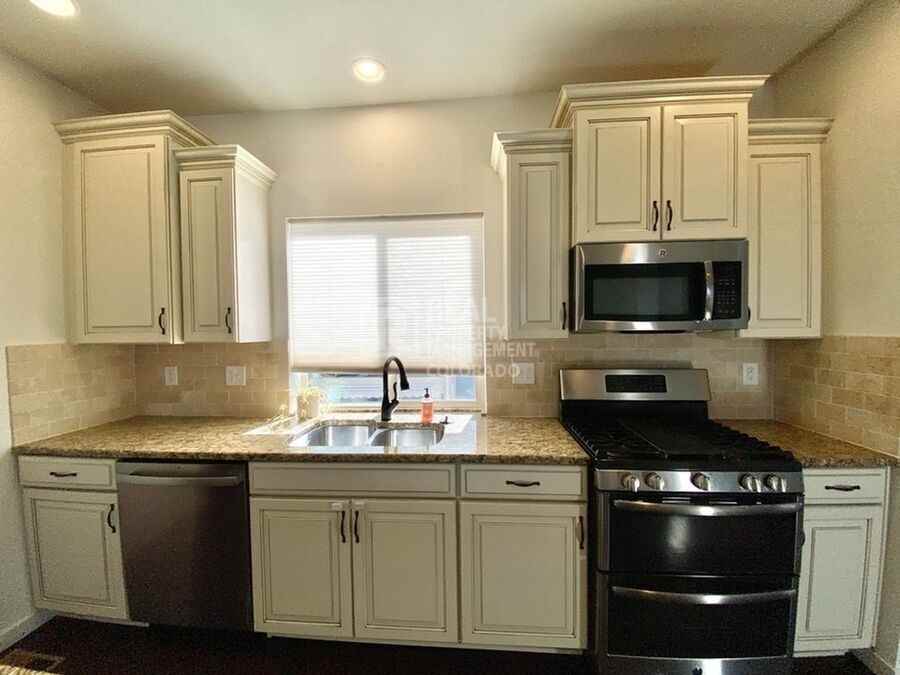 3688 Celestial Ave - Photo 4 of 32