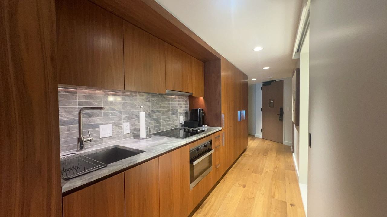 383 Kalaimoku St - Photo 4 of 10