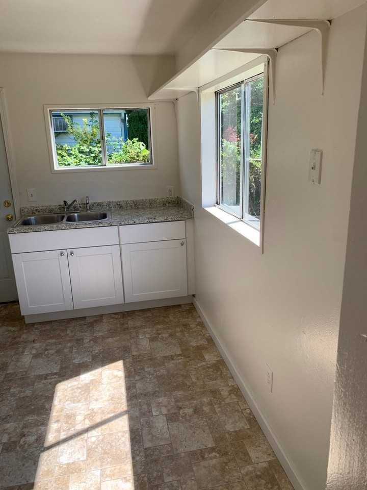 2425 Sw Pickford St - Photo 6 of 17