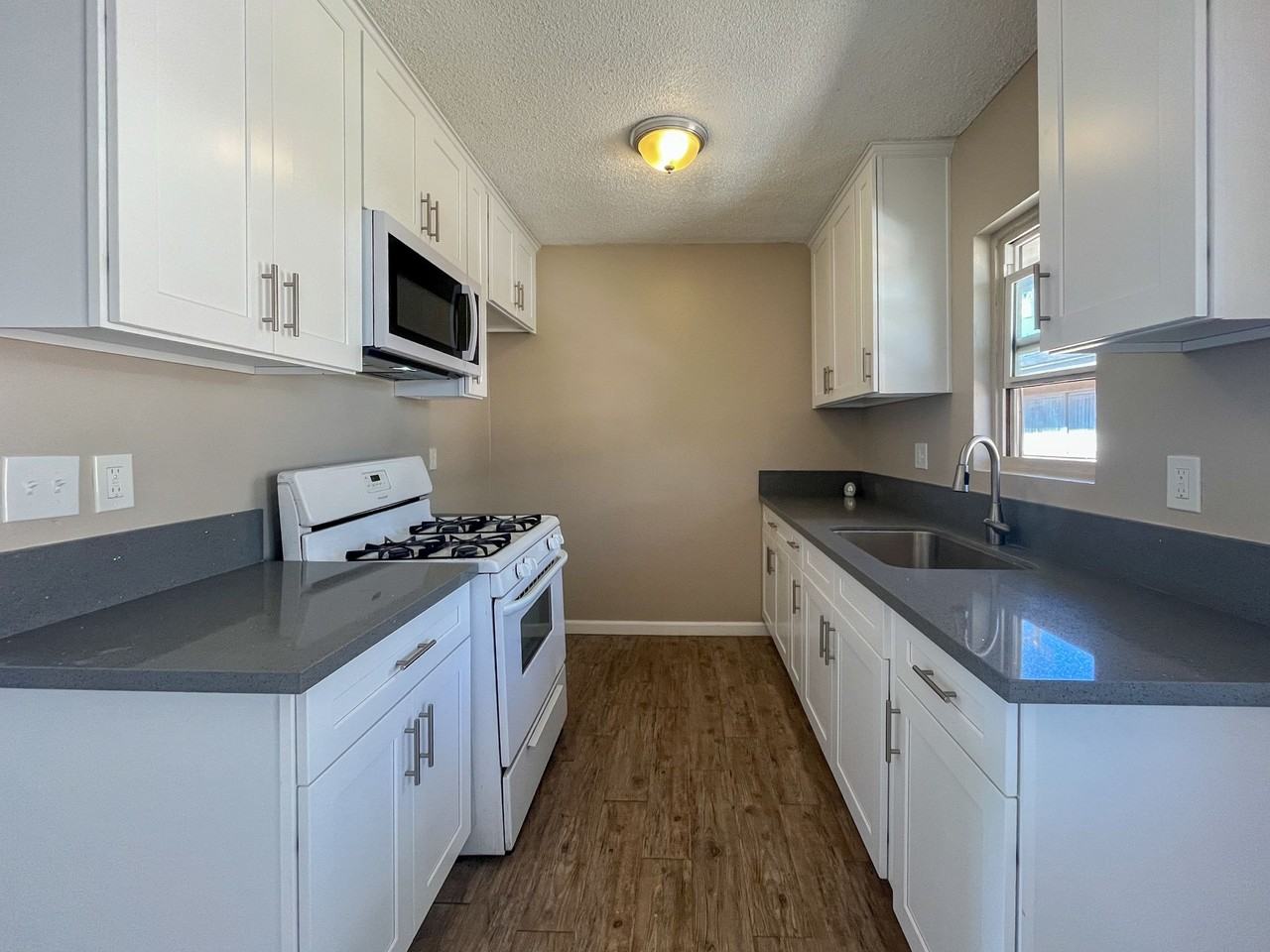 1828 W Glen Ave - Photo 2 of 16